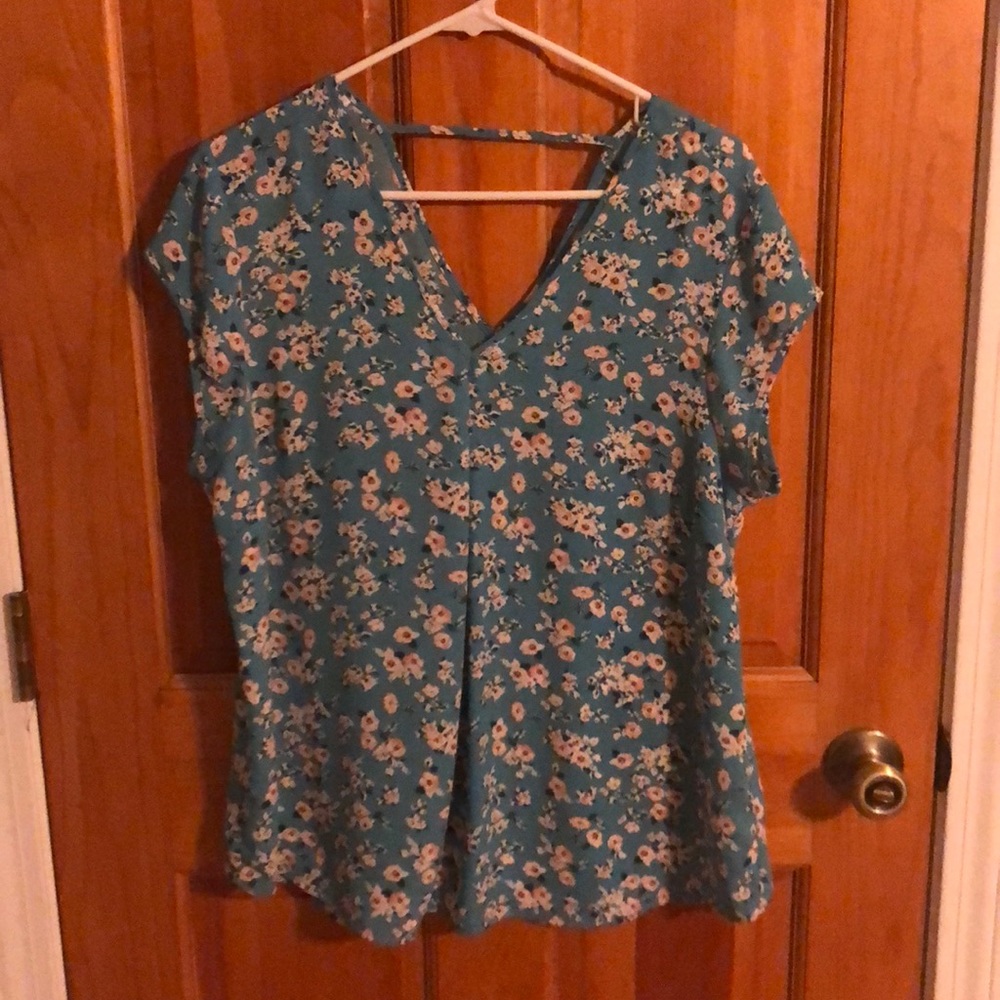DR2 top blue with delicate floral pattern
